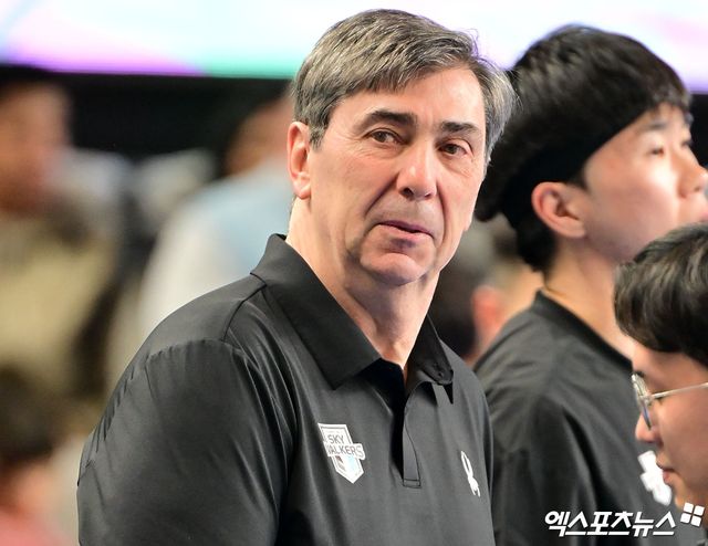 필립 블랑 현대캐피탈 감독이 1일 천안유관순체육관에서 열린 도드람 2024-2025 V리그 남자부 챔피언 결정전(5전 3승제) 1차전에서 대한항공을 상대로 3-1 승리를 거뒀다. 사진 엑스포츠뉴스 김한준 기자