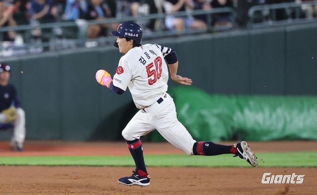 롯데 자이언츠가 1일 외야수 김동혁을 엔트리에 등록했다. 김동혁은 올해 퓨처스리그에서 9경기에 출전해 29타수 6안타 타율 0.207 1타점 출루율 0.324 장타율 0.241의 성적을 올렸다. 롯데 자이언츠