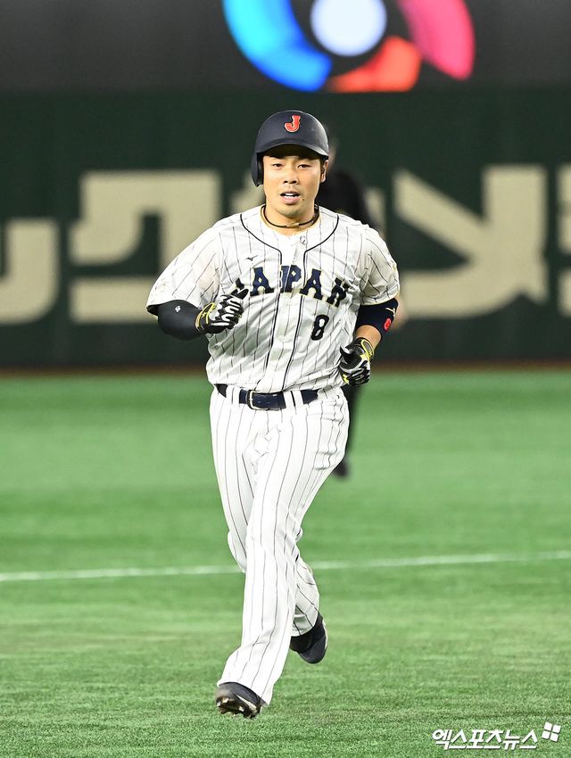 일본프로야구(NPB) 소프트뱅크 호크스의 강타자 콘도 켄스케가 허리 부상으로 수술을 받아 2025 시즌 전반기를 뛸 수 없을 것으로 보인다. 사진 엑스포츠뉴스 DB