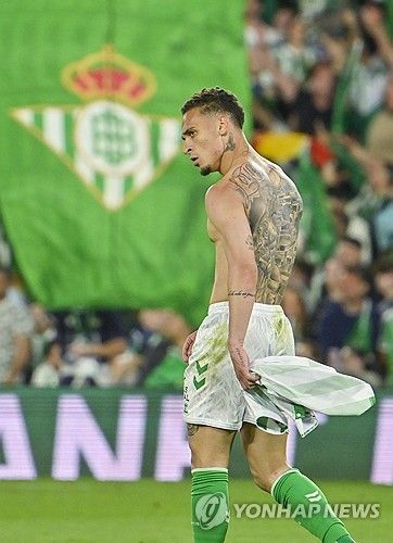 영국 매체 '아이뉴스'가 1일(한국시간) 맨유가 후벵 아모림의 선수단 개편을 위해 10명의 선수를 팔 준비가 됐다면서 스페인에서 부활한 공격수 안토니를 적정가에 판매하려 한다고 보도했다. 연합뉴스