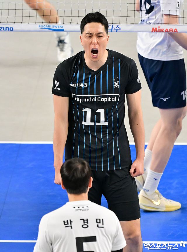 남자 프로배구 현대캐피탈의 베테랑 미들블로커 최민호가 1일 천안유관순체육관에서 열린 도드람 2024-2025 V리그 남자부 챔피언 결정전(5전 3승제) 대한항공과의 1차전에서 3세트 4득점을 기록했다. 사진 엑스포츠뉴스 김한준 기자