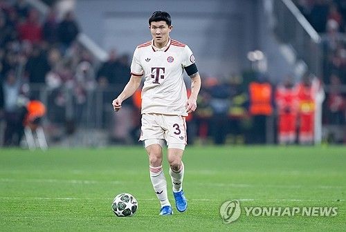 독일 매체 'TZ'는 31일 '김민재의 아킬레스건 상태는 조금 나아졌지만 여전히 완치된 상태는 아니다. 그는 최근 상파울리전에서 감기와 심한 기침을 앓은 후 허리 통증까지 겪고 있다'고 보도했다. 여기에 더해 뮌헨 전문 소식지 '바이언 앤드 저머니'는 자신의 사회관계망서비스(SNS)를 통해 '김민재는 사실 더 많은 휴식이 필요한 상태다'라면서 '콤파니 감독과 코칭 스태프는 고민에 빠졌다. 에릭 다이어와 요십 스타니시치를 선발로 기용할 것인지, 아니면 김민재가 컨디션 문제를 안고 계속 출전하게 할 것인지에 대한 고민이다'고 했다. 김민재 허리 통증이 심상치 않다는 뜻이다. 연합뉴스