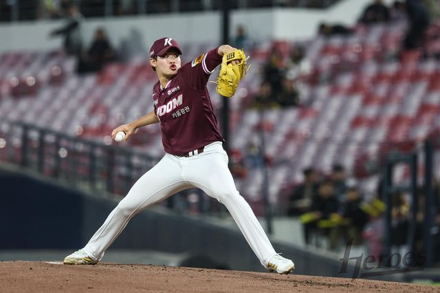 키움 히어로즈 신인투수 윤현이 3월 27일 KIA 타이거즈전에 선발 등판해 역투하고 있다. 키움 히어로즈