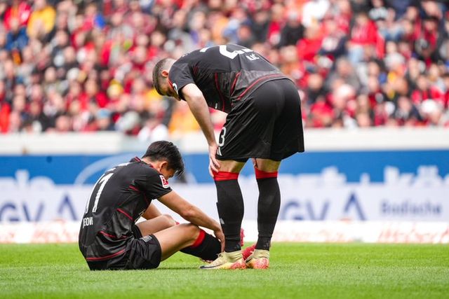 독일 매체 빌트가 1일(한국시간) 발목 부상을 당한 정우영이 시즌 아웃을 당할 위기이며 소속팀 베를린에서 그대로 떠날 수 있다고 보도했다.&nbsp; 정우영은 지난달 30일 프라이부르크에 있는 유로파 파크 슈타디온에서 열린 프라이부르크와 우니온 베를린의 2024-2025시즌 분데스리가 27라운드 원정 경기에 선발 출장했다. 하지만 전반 8분 만에 발목 부상으로 교체됐다. 베를린