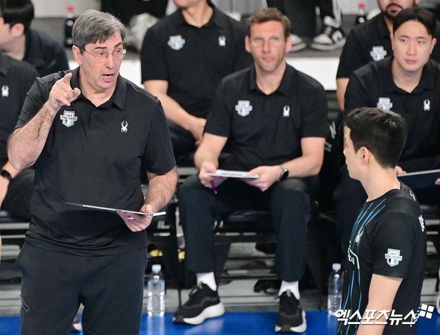 필립 블랑(왼쪽) 현대캐피탈 감독이 1일 천안유관순체육관에서 열린 도드람 2024-2025 V리그 남자부 챔피언 결정전(5전 3승제) 1차전에서 대한항공을 상대로 3-1 승리를 거뒀다. 사진 엑스포츠뉴스 김한준 기자