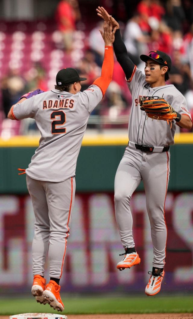 샌프란시스코 자이언츠 이정후가 2025 미국 메이저리그 정규시즌 경기에 출전해 승리 후 세리머니하고 있다. AP 연합뉴스