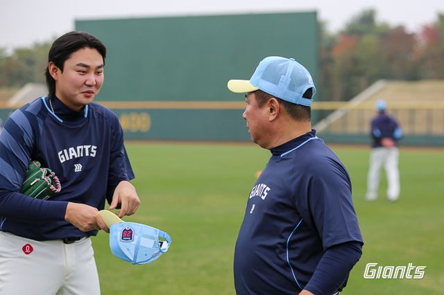지난 1월 대만 타이난 스프링캠프에서 김태형(오른쪽) 롯데 자이언츠 감독과 대화를 나눴던 정철원. 사진 롯데 자이언츠