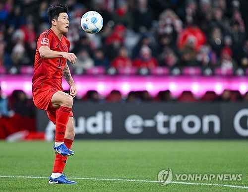 독일 매체 'TZ'가 지난달 31일(한국시간) 수비진이 무너진 뮌헨에 콤파니 감독이 믿을 건 김민재뿐이라면서도 김민재도 위험하다고 보도했다.&nbsp; 현재 뮌헨 수비진은 사실상 전멸 상태다. 3월 A매치 기간에 알폰소 데이비스는 캐나다 축구대표팀에서 무려 십자인대 부상을 당하고 돌아왔다. 그리고 프랑스 축구 국가대표팀에 다녀 온 다요 우파메카노는 무릎 관절염과 연골 부상이 터지면서 수술을 받아 5월 말에나 복귀가 가능하다.&nbsp;연합뉴스