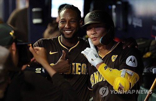 샌디에이고 파드리스에서 함께 뛰었던 김하성(오른쪽)과 주릭슨 프로파. 사진 연합뉴스