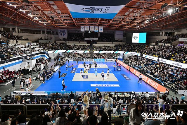 남자 프로배구 현대캐피탈이 1일 천안유관순체육관에서 열린 도드람 2024-2025 V리그 남자부 챔피언 결정전(5전 3승제) 1차전에서 대한항공을 세트 스코어 3-1로 이겼다. 사진 엑스포츠뉴스 김한준 기자