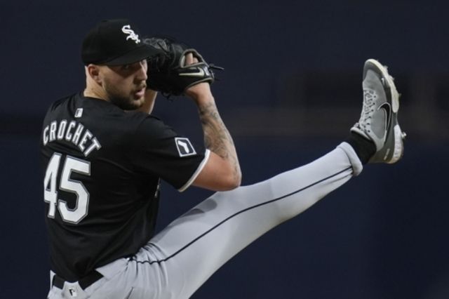 미국프로야구 메이저리그 보스턴 레드삭스 좌완투수 개럿 크로셰가 1일 소속팀 보스턴과 6년 총액 1억 7000만 달러 규모의 연장 계약에 합의했다. 크로셰는 올 시즌을 앞두고 시카고 화이트삭스에서 보스턴으로 트레이드됐으며, 지난달 28일 텍사스 레인저스를 상대로 시즌 첫 등판을 소화했다. AP 연합뉴스