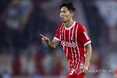 독일 매체 빌트가 1일(한국시간) 발목 부상을 당한 정우영이 시즌 아웃을 당할 위기이며 소속팀 베를린에서 그대로 떠날 수 있다고 보도했다.&nbsp; 정우영은 지난달 30일 프라이부르크에 있는 유로파 파크 슈타디온에서 열린 프라이부르크와 우니온 베를린의 2024-2025시즌 분데스리가 27라운드 원정 경기에 선발 출장했다. 하지만 전반 8분 만에 발목 부상으로 교체됐다. 연합뉴스