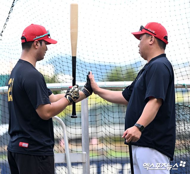 KIA 내야수 변우혁(왼쪽)은 지난 8일 사직구장에서 열린 '2025 신한 SOL Bank KBO 리그' 롯데와 정규시즌 첫 번째 맞대결에서 6번타자 3루수로 선발 출전했다. 6회초 2타점 역전 적시타, 8회초 결승 적시타를 쳐 공격에 활력을 불어넣었다. 엑스포츠뉴스 DB