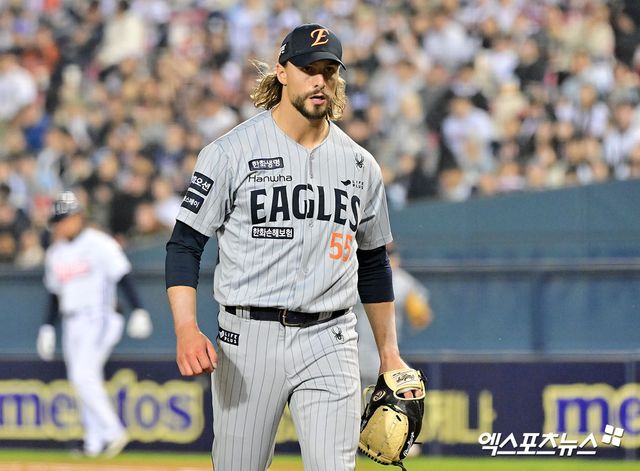 10일 오후 서울 송파구 잠실야구장에서 열린 '2025 신한 SOL Bank KBO리그' 한화 이글스와 두산 베어스의 경기, 5회말 수비를 마친 한화 와이스가 더그아웃으로 향하고 있다. 잠실, 김한준 기자