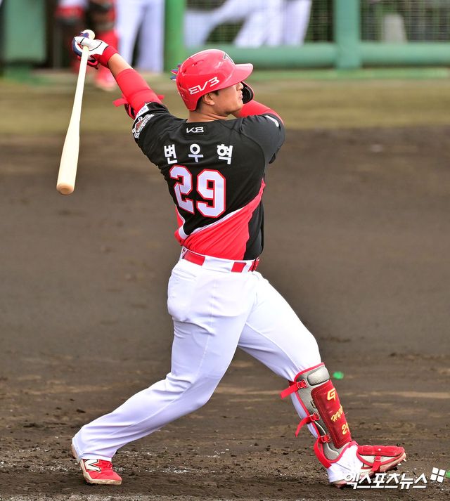 KIA 내야수 변우혁은 지난 8일 사직구장에서 열린 '2025 신한 SOL Bank KBO 리그' 롯데와 정규시즌 첫 번째 맞대결에서 6번타자 3루수로 선발 출전했다. 6회초 2타점 역전 적시타, 8회초 결승 적시타를 쳐 공격에 활력을 불어넣었다. 엑스포츠뉴스 DB