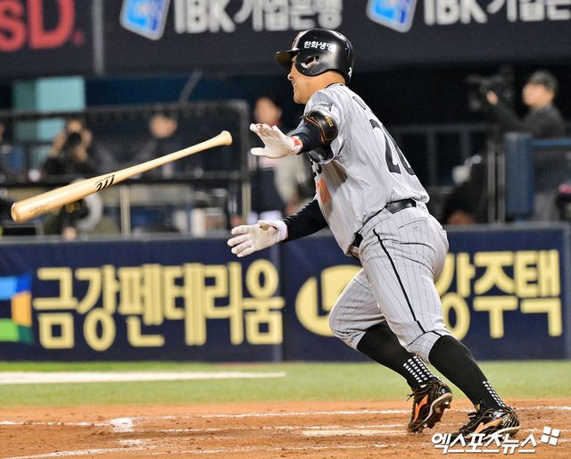 10일 오후 서울 송파구 잠실야구장에서 열린 '2025 신한 SOL Bank KBO리그' 한화 이글스와 두산 베어스의 경기, 6회말 2사 2,3루 한화 이재원이 2타점 적시타를 날리고 있다. 잠실, 김한준 기자