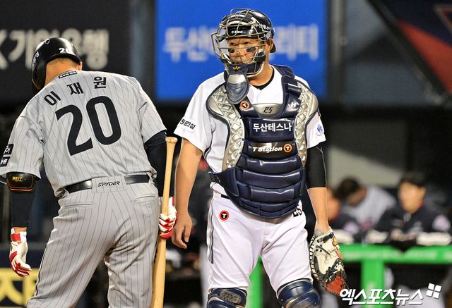 10일 오후 서울 송파구 잠실야구장에서 열린 '2025 신한 SOL Bank KBO리그' 한화 이글스와 두산 베어스의 경기, 6회초 2사 1,3루 두산 양의지가 한화 이원석에게 도루를 허용한 후 아쉬워하고 있다. 잠실, 김한준 기자
