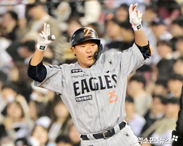 10일 오후 서울 송파구 잠실야구장에서 열린 '2025 신한 SOL Bank KBO리그' 한화 이글스와 두산 베어스의 경기, 6회초 2사 2,3루 한화 김태연이 2타점 적시타를 날린 후 기뻐하고 있다. 잠실, 김한준 기자