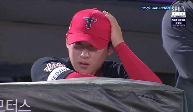 KIA 투수 윤영철은 10일 사직구장에서 열린 '2025 신한 SOL Bank KBO 리그' 롯데와 주중 3연전 마지막 경기에서 선발 등판했다. 2회말 급격하게 무너져 1이닝 6실점 해 패전 투수가 됐다. SPOTV 중계 화면 캡처