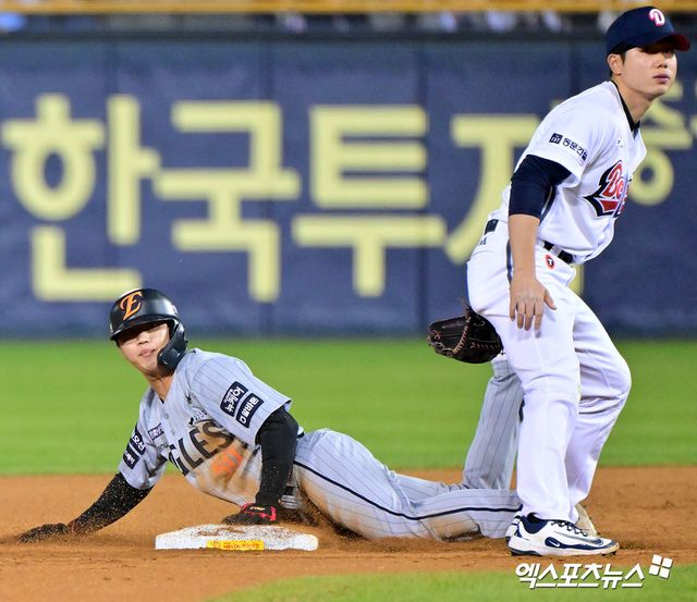 10일 오후 서울 송파구 잠실야구장에서 열린 '2025 신한 SOL Bank KBO리그' 한화 이글스와 두산 베어스의 경기, 6회초 2사 1,3루 한화 이원석이 2루 도루에 성공하고 있다. 잠실, 김한준 기자