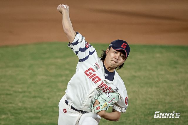 롯데 투수 정철원은 10일 사직구장에서 열린 '2025 신한 SOL Bank KBO 리그' KIA와 정규시즌 3차전에서 구원 등판했다. 최종 성적 1이닝 무실점으로 8-3 팀 승리를 지키며 시즌 6번째 홀드를 추가했다. 롯데 자이언츠