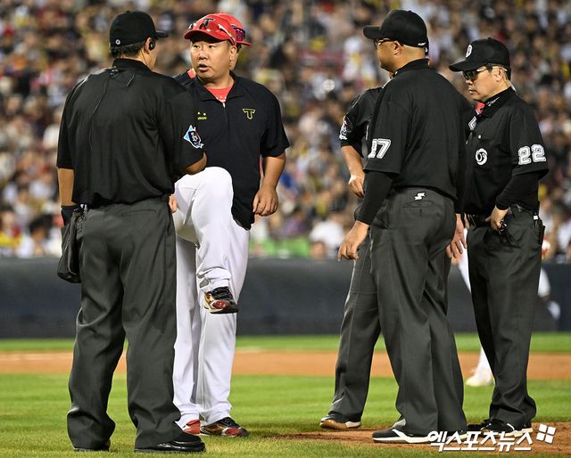 이범호 KIA 감독(왼쪽 두 번째)은 10일 사직구장에서 열릴 '2025 신한 SOL Bank KBO 리그' 롯데와 정규시즌 3차전 맞대결을 앞두고 지난 경기(9일 사직 롯데전) 어필 상황에 관해 설명했다. 엑스포츠뉴스 DB