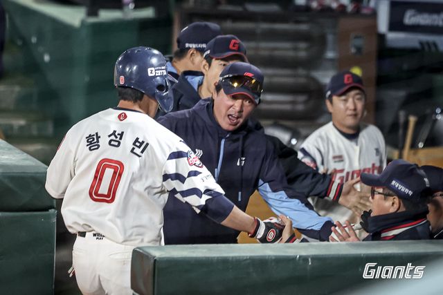 롯데 외야수 황성빈(0번)은 10일 사직구장에서 열린 '2025 신한 SOL Bank KBO 리그' KIA와 주중 3연전 마지막 경기에서 1번타자 중견수로 선발 출전했다. 8회말 승리에 쐐기를 박는 1타점 적시타를 쳐 공격에 활력을 불어넣었다. 롯데 자이언츠