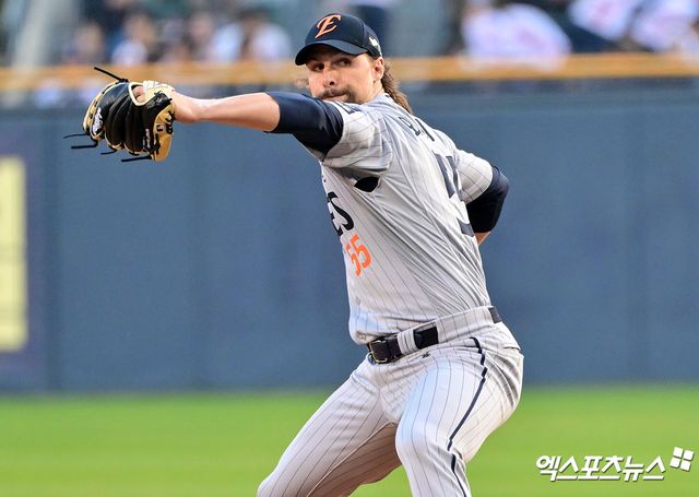10일 오후 서울 송파구 잠실야구장에서 열린 '2025 신한 SOL Bank KBO리그' 한화 이글스와 두산 베어스의 경기, 1회말 한화 선발투수 와이스가 공을 힘차게 던지고 있다. 잠실, 김한준 기자