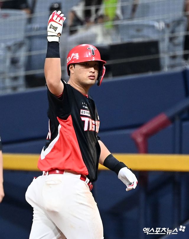 KIA 내야수 변우혁은 지난 8일 사직구장에서 열린 '2025 신한 SOL Bank KBO 리그' 롯데와 정규시즌 첫 번째 맞대결에서 6번타자 3루수로 선발 출전했다. 6회초 2타점 역전 적시타, 8회초 결승 적시타를 쳐 공격에 활력을 불어넣었다. 엑스포츠뉴스 DB