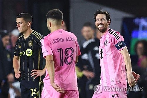 하비에르 마스체라노 감독이 이끄는 인터 마이애미가 10일(한국시간) 미국 플로리다주 포트 로더데일에 있는 체이스 스타디움에서 열린 LAFC와의 2024-2025시즌 북중미카리브해연맹(CONCACAF) 챔피언스컵 8강 2차전에서 메시의 맹활약으로 3-1로 역전승을 거뒀다.&nbsp;연합뉴스