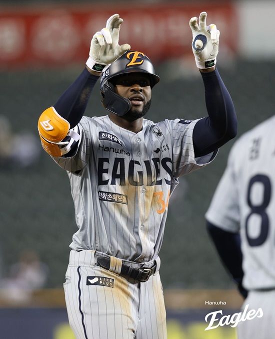 한화 이글스 외국인 타자 플로리얼이 전날 4출루 맹활약으로 팀 승리를 이끈 가운데 10일 경기에서도 2번 타자 중견수로 선발 출격한다. 한화 이글스