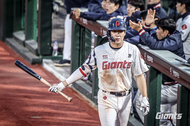 롯데 내야수 나승엽은 10일 사직구장에서 열린 '2025 신한 SOL Bank KBO 리그' KIA와 주중 3연전 마지막 경기에서 7번타자 1루수로 선발 출전했다. 2회말 선취점을 안겨주는 3점포를 쏘아 올려 공격에 활력을 불어넣었다. 롯데 자이언츠