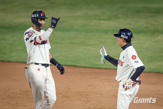 롯데 외야수 레이예스(왼쪽)는 10일 사직구장에서 열린 '2025 신한 SOL Bank KBO 리그' KIA와 주중 3연전 마지막 경기에서 4번타자 우익수로 선발 출전했다. 2회말 희생플라이와 7회말 2루타로 공격에 활력을 불어넣었다. 롯데 자이언츠