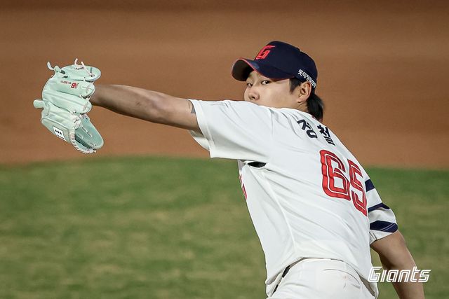 롯데 투수 정철원은 10일 사직구장에서 열린 '2025 신한 SOL Bank KBO 리그' KIA와 정규시즌 3차전에서 구원 등판했다. 최종 성적 1이닝 무실점으로 8-3 팀 승리를 지키며 시즌 6번째 홀드를 추가했다. 롯데 자이언츠