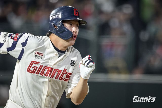 롯데 내야수 나승엽은 10일 사직구장에서 열린 '2025 신한 SOL Bank KBO 리그' KIA와 주중 3연전 마지막 경기에서 7번타자 1루수로 선발 출전했다. 2회말 선취점을 안겨주는 3점포를 쏘아 올려 공격에 활력을 불어넣었다. 롯데 자이언츠