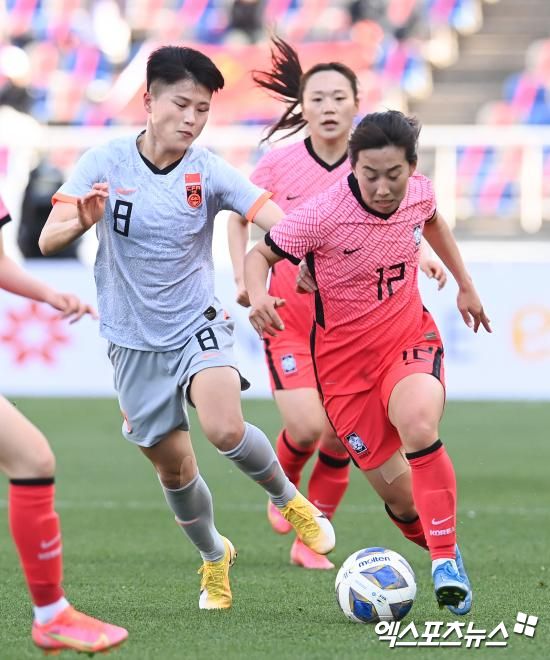 영국 정론지 '가디언'이 10일(한국시간) 오는 2028년 열리는 LA 올림픽에서 남녀 축구 출전팀 숫자에 변화가 있다고 전했다.&nbsp;매체에 따르면 IOC는 이러한 결정을 한 배경으로 특히 미국에서 급격히 증가하는 여자 팀 스포츠 인구의 증가를 꼽았으며 대회 포맷의 변화가 이러한 급격한 성장을 반영한다고 밝혔다.&nbsp;엑스포츠뉴스DB