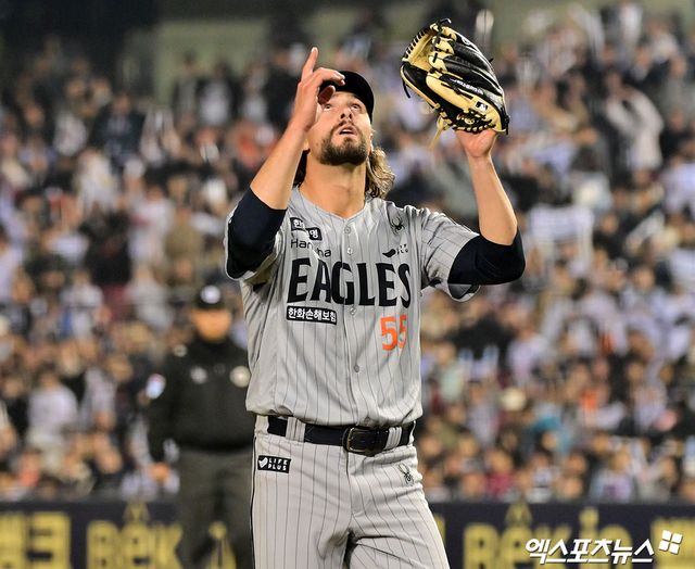 10일 오후 서울 송파구 잠실야구장에서 열린 '2025 신한 SOL Bank KBO리그' 한화 이글스와 두산 베어스의 경기, 8회말 2사 한화 와이스가 마운드를 내려오고 있다. 잠실, 김한준 기자