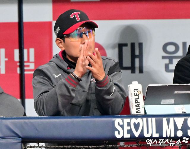 염경엽 감독이 이끄는 LG 트윈스가 10일 서울 고척스카이돔에서 열린 2025 신한 SOL Bank KBO리그 키움 히어로즈와의 팀 간 3차전에서 승리를 거두고 주중 3연전 위닝 시리즈를 챙겼다. 사진 엑스포츠뉴스 DB