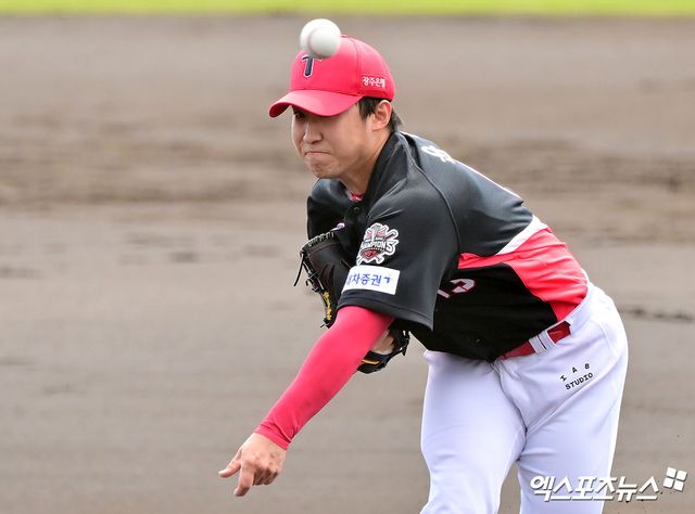 KIA 투수 윤영철은 10일 사직구장에서 열린 '2025 신한 SOL Bank KBO 리그' 롯데와 주중 3연전 마지막 경기에서 선발 등판했다. 2회말 급격하게 무너져 1이닝 6실점 해 패전 투수가 됐다. 엑스포츠뉴스 DB