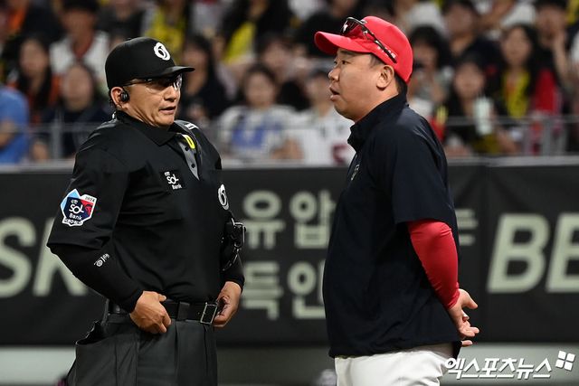이범호 KIA 감독(오른쪽)은 10일 사직구장에서 열릴 '2025 신한 SOL Bank KBO 리그' 롯데와 정규시즌 3차전 맞대결을 앞두고 지난 경기(9일 사직 롯데전) 어필 상황에 관해 설명했다. 엑스포츠뉴스 DB