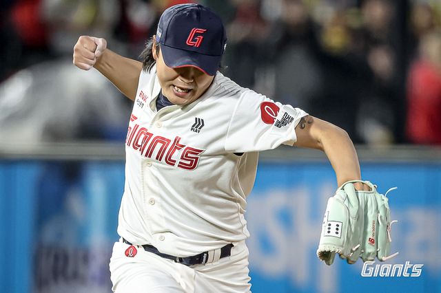 롯데 투수 정철원은 10일 사직구장에서 열린 '2025 신한 SOL Bank KBO 리그' KIA와 정규시즌 3차전에서 구원 등판했다. 최종 성적 1이닝 무실점으로 8-3 팀 승리를 지키며 시즌 6번째 홀드를 추가했다. 롯데 자이언츠