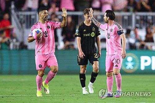 하비에르 마스체라노 감독이 이끄는 인터 마이애미가 10일(한국시간) 미국 플로리다주 포트 로더데일에 있는 체이스 스타디움에서 열린 LAFC와의 2024-2025시즌 북중미카리브해연맹(CONCACAF) 챔피언스컵 8강 2차전에서 메시의 맹활약으로 3-1로 역전승을 거뒀다.&nbsp;연합뉴스