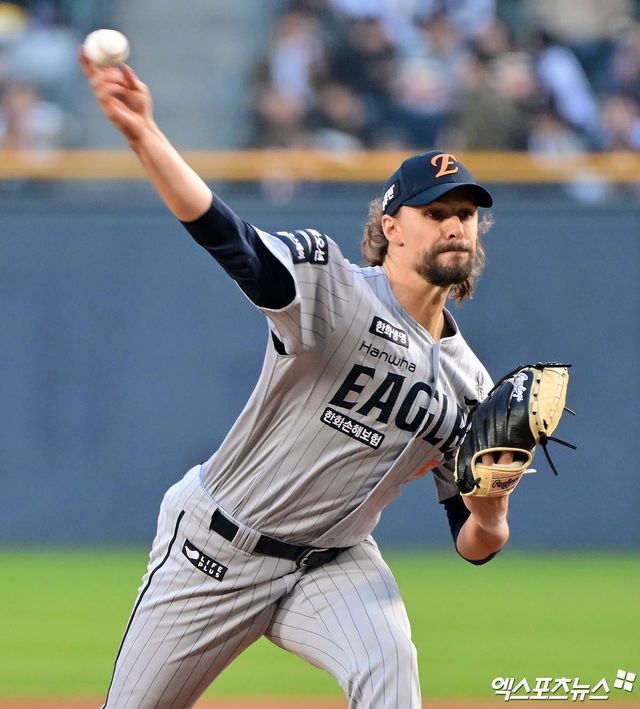 10일 오후 서울 송파구 잠실야구장에서 열린 '2025 신한 SOL Bank KBO리그' 한화 이글스와 두산 베어스의 경기, 1회말 한화 선발투수 와이스가 공을 힘차게 던지고 있다. 잠실, 김한준 기자