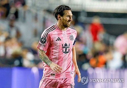 하비에르 마스체라노 감독이 이끄는 인터 마이애미가 10일(한국시간) 미국 플로리다주 포트 로더데일에 있는 체이스 스타디움에서 열린 LAFC와의 2024-2025시즌 북중미카리브해연맹(CONCACAF) 챔피언스컵 8강 2차전에서 메시의 맹활약으로 3-1로 역전승을 거뒀다.&nbsp;연합뉴스