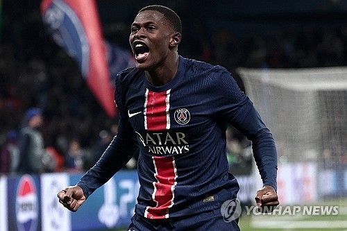 루이스 엔리케 감독이 이끄는 PSG가 10일(한국시간) 프랑스 파리에 있는 파르크 데 프랭스에서 열린 애스턴 빌라(잉글랜드)와의 2024-2025시즌 유럽축구연맹(UEFA) 챔피언스리그 8강 1차전에서 3-1 역전승을 거뒀다.&nbsp;팀은 승리했지만, 이날 교체 명단에 이름을 올린 이강인은 교체 카드로 활용되지 못해 벤치에서 경기를 지켜봤다. 연합뉴스