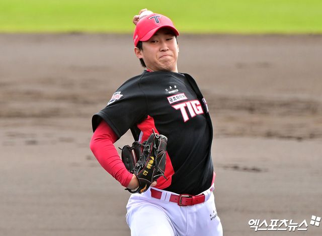 KIA 투수 윤영철은 10일 사직구장에서 열린 '2025 신한 SOL Bank KBO 리그' 롯데와 주중 3연전 마지막 경기에서 선발 등판했다. 2회말 급격하게 무너져 1이닝 6실점 해 패전 투수가 됐다. 엑스포츠뉴스 DB
