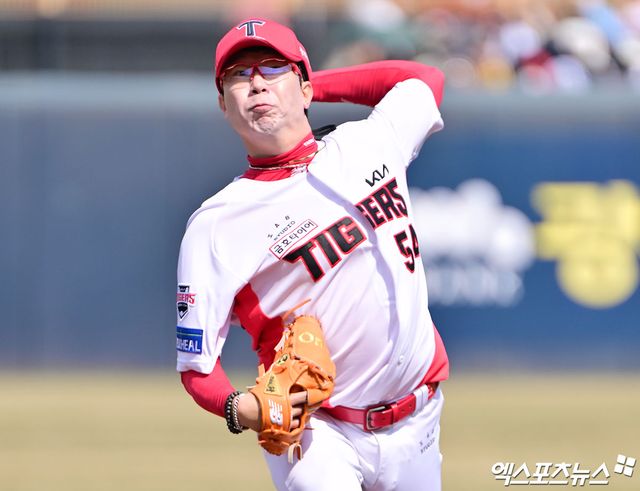 23일 오후 광주기아챔피언스필드에서 열린 '2025 신한 SOL Bank KBO리그' NC 다이노스와 KIA 타이거즈의 경기, 1회초 KIA 선발투수 양현종이 공을 힘차게 던지고 있다. 엑스포츠뉴스 DB