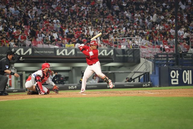 11일 오후 광주-KIA챔피언스필드에서 열린 '2025 신한 SOL Bank KBO리그' SSG 랜더스와 KIA 타이거즈의 경기, SSG가 9:3으로 승리하면서 3연전 첫 경기를 승리로 장식했다. 8번 지명타자로 선발 출전한 현원회는 3타수 1안타 2타점 1볼넷을 기록했다. SSG 랜더스