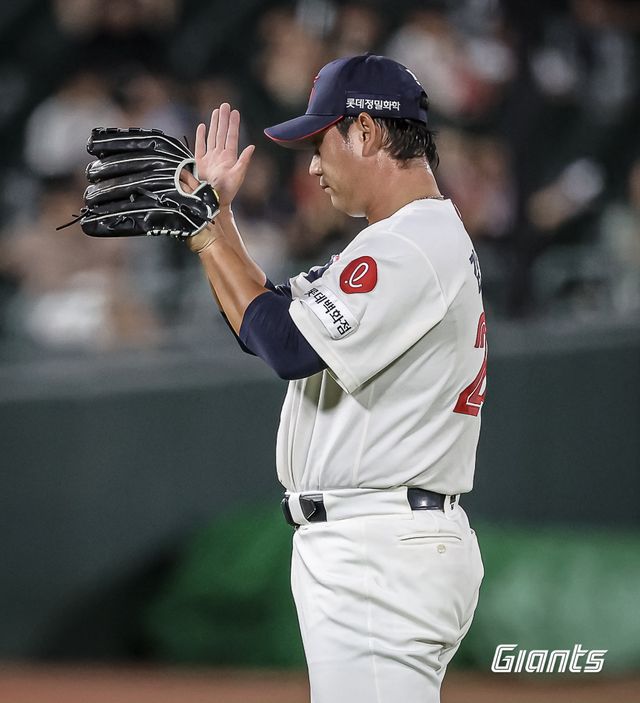 롯데 투수 김상수는 10일 사직구장에서 열린 '2025 신한 SOL Bank KBO 리그' KIA와 주중 3연전 마지막 경기에서 구원 등판했다. 1⅓이닝 무실점으로 상대 타선을 제압하며 팀 승리에 힘을 보탰다. 롯데 자이언츠