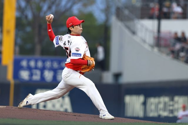 11일 오후 광주-KIA챔피언스필드에서 열린 '2025 신한 SOL Bank KBO리그' SSG 랜더스와 KIA 타이거즈의 경기, KIA가 3:9로 패배하면서 2연패에 빠졌다. 선발투수 양현종은 4⅓이닝 7피안타 3사사구 3탈삼진 6실점으로 패전투수가 됐다. KIA 타이거즈